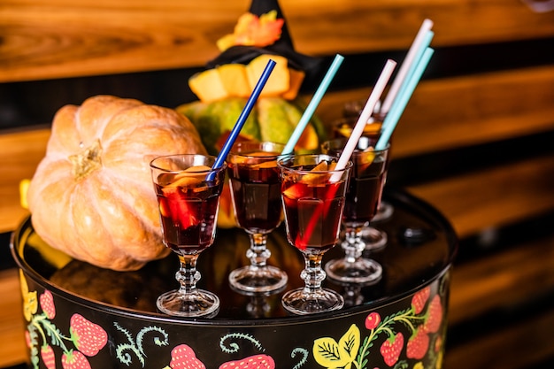 Glühwein mit Zimt und Orangen für die Feier von Halloween