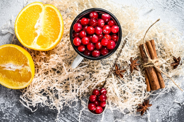 Glühwein Rezept Zutaten mit Preiselbeeren, Orangen, Zimt, Anis und Kardamom Graue Oberfläche