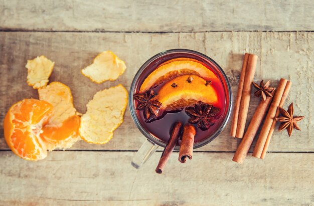 Glühwein. Selektiver Fokus Essen und Trinken.