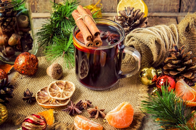 Glühwein. Selektiver Fokus Weihnachtsgetränk und Essen.