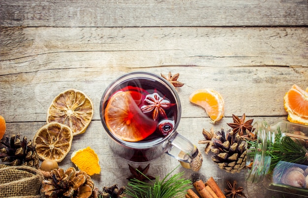 Glühwein. Selektiver Fokus Weihnachtsgetränk und Essen.