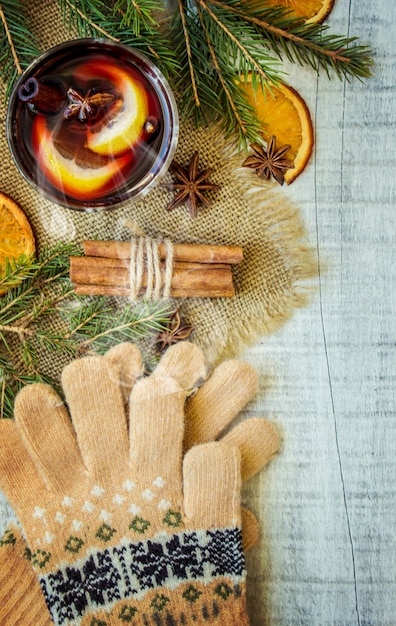 Glühwein. Selektiver Fokus Weihnachtsgetränk und Essen.