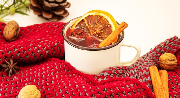 Glühwein weihnachten. Frohe Weihnachten. eine Tasse Glühwein mit Zimt und Anis, Ansicht von oben. Selektiver Fokus.Urlaub