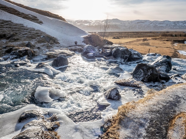 Gluggafoss großer Wasserfall in der Wintersaison unter blauem Himmel in Island