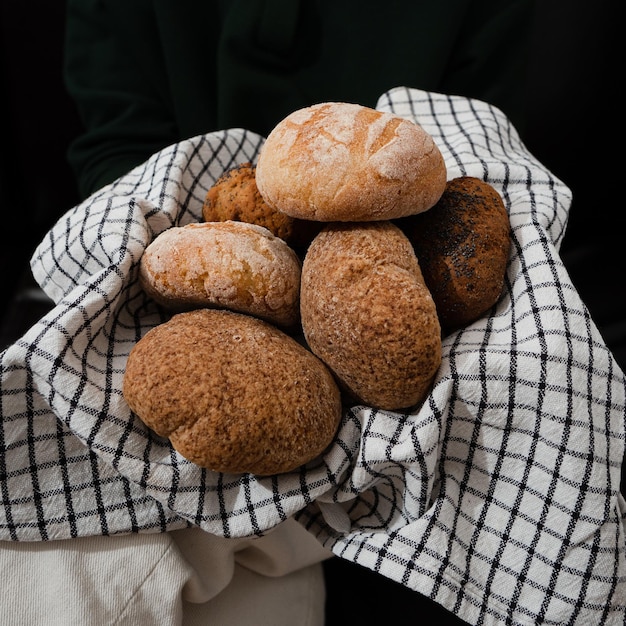 Foto glutenfreie brötchen auf strukturiertem hintergrund