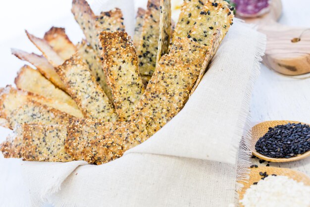 Glutenfreie Cracker mit Samen und Quinoa-Flocken.