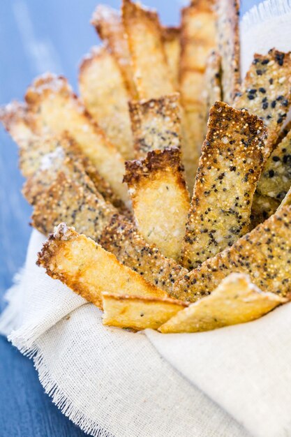 Foto glutenfreie cracker mit samen und quinoa-flocken.