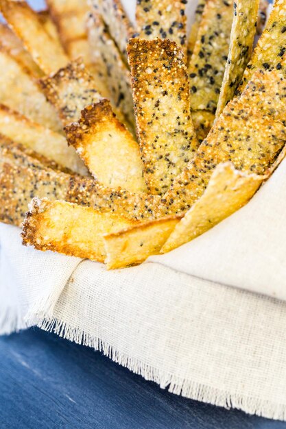 Foto glutenfreie cracker mit samen und quinoa-flocken.