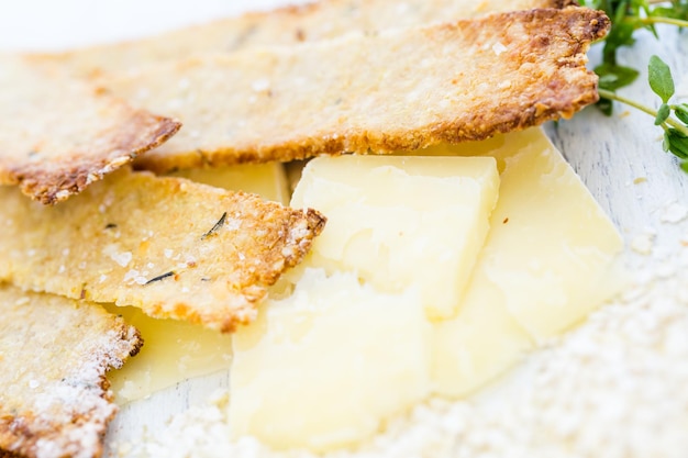 Glutenfreie Cracker mit Samen und Quinoa-Flocken.