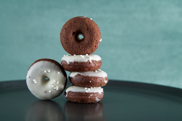 Glutenfreie Donuts aus Schokolade. Nahansicht. Horizontale Ausrichtung. Speicherplatz kopieren.