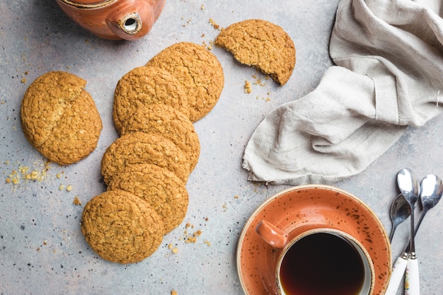 Glutenfreie gesunde Haferkekse auf grauem Stein