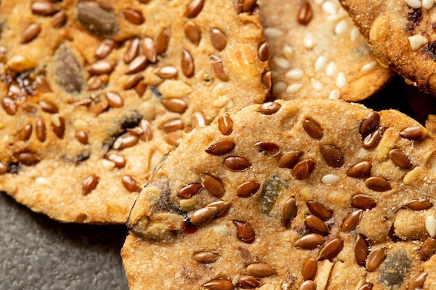 Foto glutenfreie gesunde kekse aus vollkornmehl und flachs, geeignet für veganer