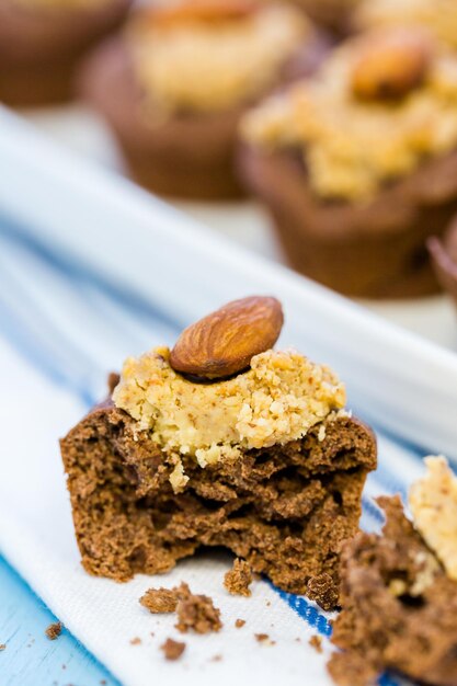 Glutenfreie schokoladengebackene Snacks mit Erdnussbutter und ganzen Mandeln.