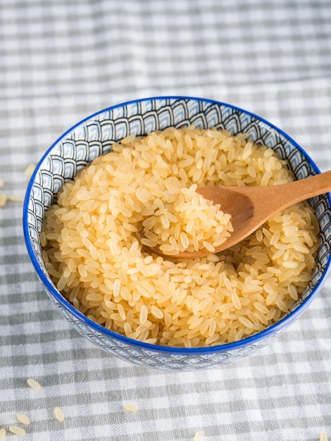 Glutenfreier Kornreis in der Schüssel auf Küchentisch