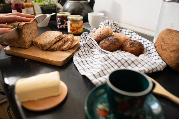 Glutenfreies Brot in Scheiben geschnitten in der Küche gesundes Frühstückskonzept