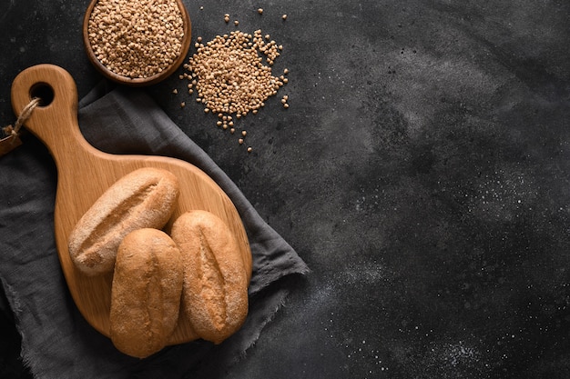 Glutenfreies gesundes Buchweizenbrot auf Schwarz