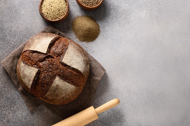 Glutenfreies gesundes Hanfbrot auf Grau