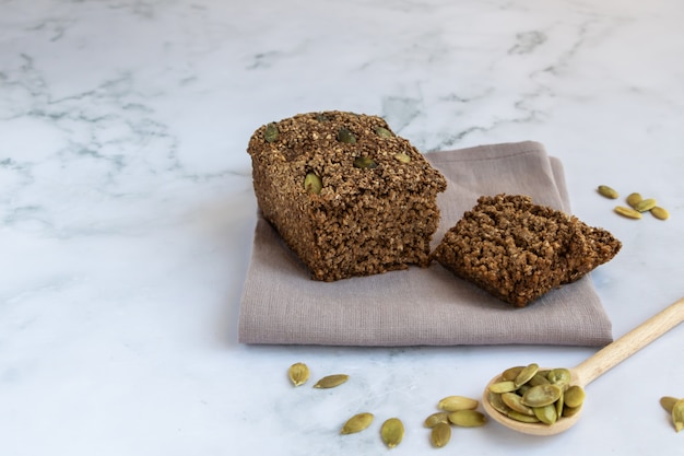 Glutenfreies Getreidebrot mit Kürbiskernen.