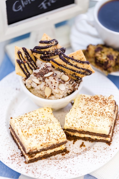 Glutenfreies Gourmet-Dessert auf einem Tablett beim Sommerpicknick.