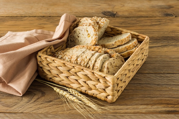 Glutenfreies veganes Brot und keine tierischen Produkte. Vegetarisches Brot mit Haferflocken auf einem Holztisch