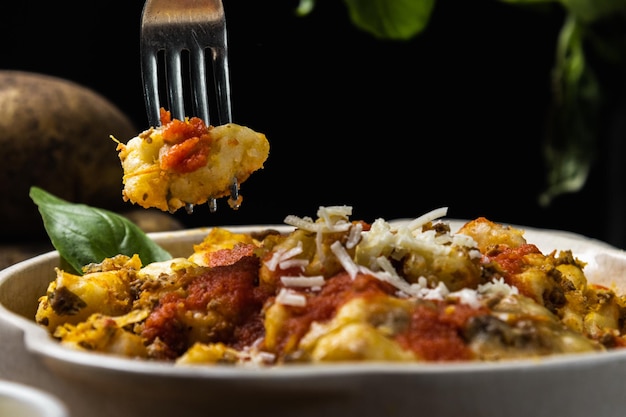 Gnocchi al Pomodoro mit Hackkäse und Basilikum, perfekt für die 29. Tradition