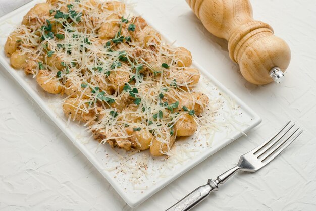 Gnocchi auf weißem Hintergrund mit Mehl