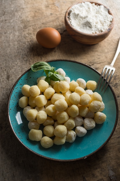 Gnocchi crudo, típico italiano hecho de papa, harina y huevo.
