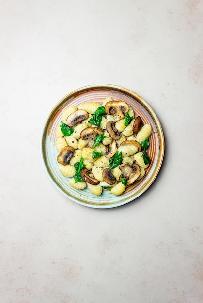 Gnocchi in einer cremigen Sauce mit Pilzen und Spinat Gesunde Ernährung Vegetarisches Essen