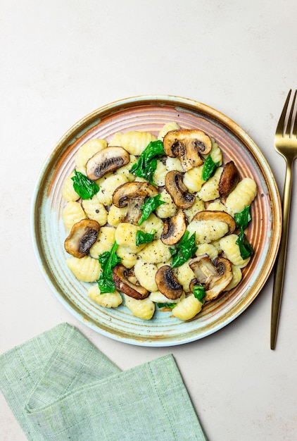 Gnocchi in einer cremigen Sauce mit Pilzen und Spinat Gesunde Ernährung Vegetarisches Essen