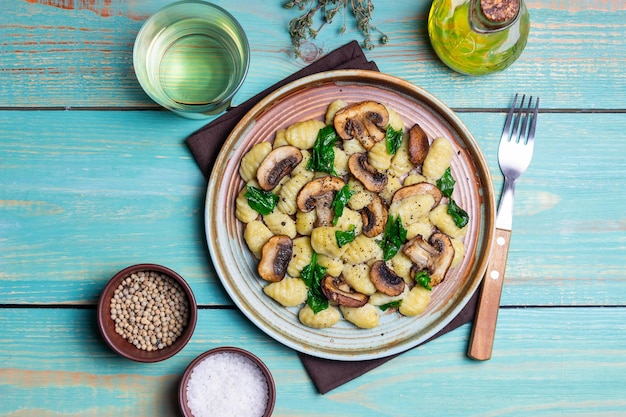 Gnocchi in einer cremigen Sauce mit Pilzen und Spinat Gesunde Ernährung Vegetarisches Essen