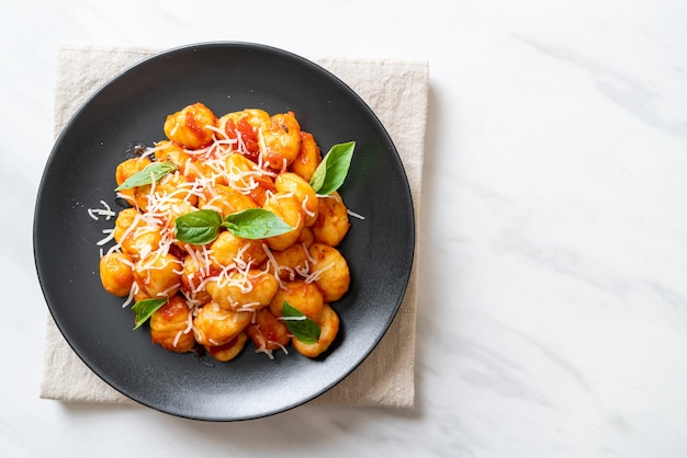 Gnocchi in Tomatensauce mit Käse - italienische Küche