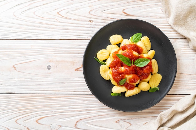 Gnocchi in Tomatensauce mit Käse - italienische Küche