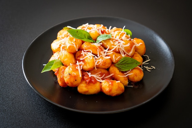 Gnocchi in Tomatensauce mit Käse