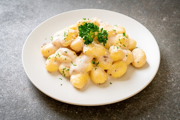 Gnocchi mit Champignoncremesauce und Käse