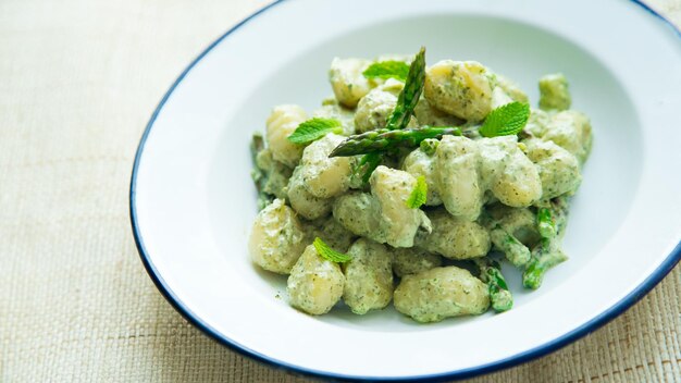 Gnocchi mit Joghurt und Minzsauce mit Spargel.