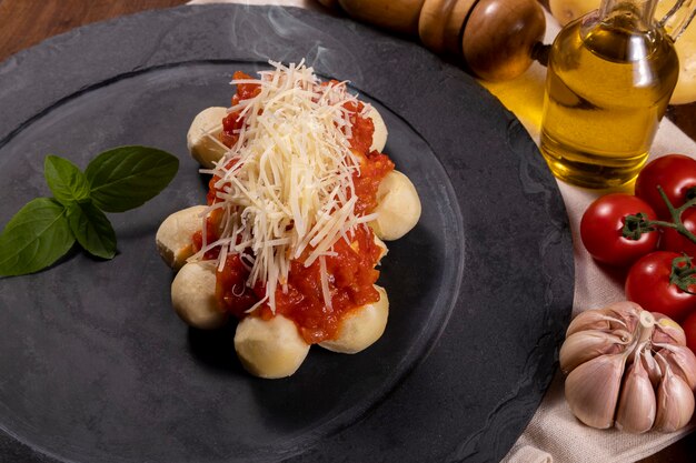 Gnocchi mit natürlicher Bio-Tomatensauce ohne Pestizide mit geriebenem Parmesan und Basilikumblättern.