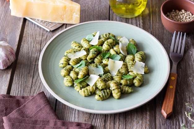 Gnocchi mit Pesto-Sauce Basilikum und Parmesan-Käse Gesunde Ernährung Vegetarische Ernährung Diät