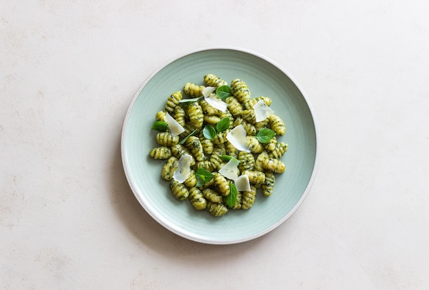 Gnocchi mit Pesto-Sauce Basilikum und Parmesan-Käse Gesunde Ernährung Vegetarische Ernährung Diät