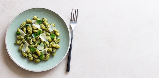 Gnocchi mit Pesto-Sauce Basilikum und Parmesan-Käse Gesunde Ernährung Vegetarische Ernährung Diät