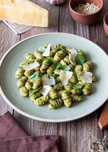 Gnocchi mit Pesto-Sauce Basilikum und Parmesan-Käse Gesunde Ernährung Vegetarische Ernährung Diät