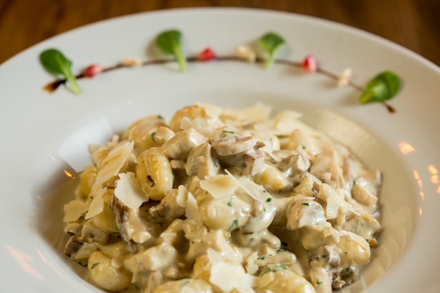 Gnocchi mit Putenfleisch und Steinpilzen in Sahnesauce