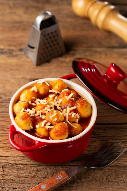 Gnocchi mit Tomatensauce und geriebenem Parmesan