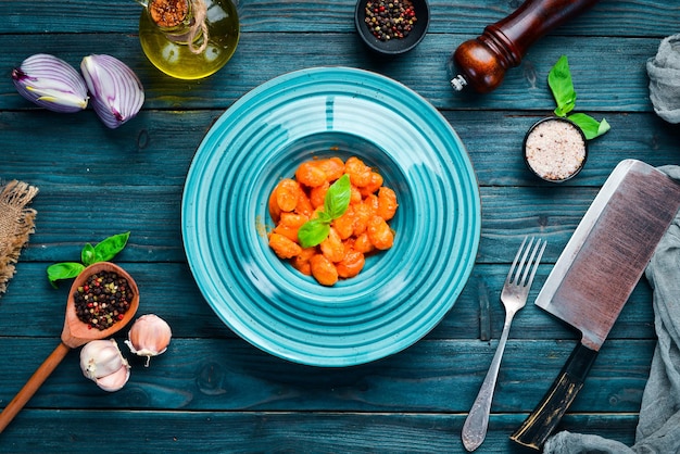Gnocci mit Tomatensauce in der Platte Traditionelle italienische Küche Kartoffelknödel Draufsicht Freier Platz für Ihren Text Rustikaler Stil