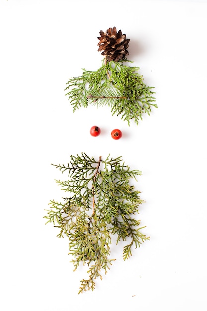 Gnome oder Elfengesicht aus natürlichen Materialien. Weihnachtssilhouettebild im minimalistischen Designkonzept