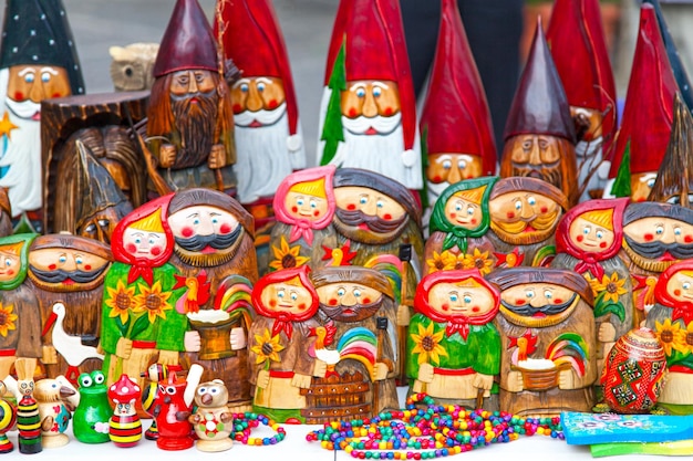 Gnomos de madeira à venda em um mercado polonês