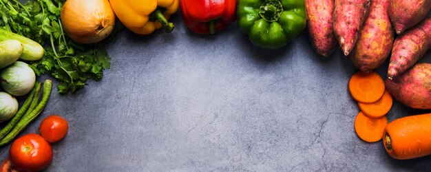 GNutrición natural horizontal y verduras frescas en un fondo de cemento oscuro concepto de alimentación limpia y buena comida saludable para el menú