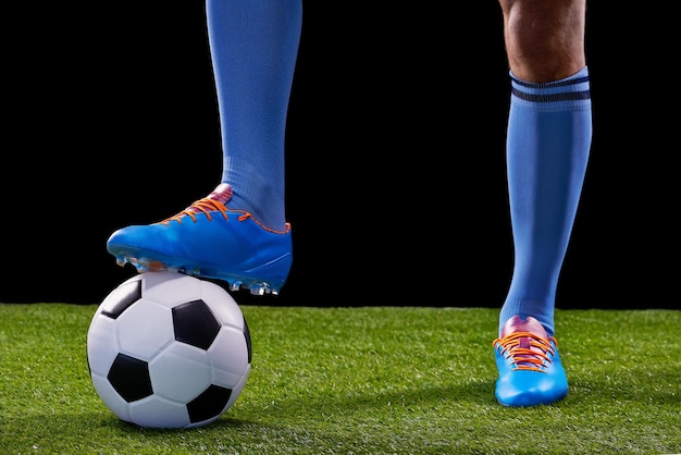 Foto go for goal foto de estudio de longitud completa de un apuesto joven jugador de fútbol aislado en negro