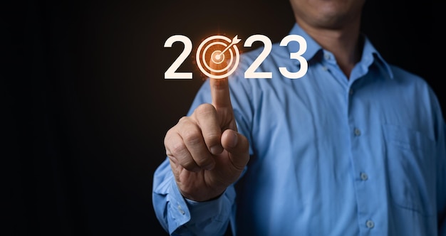 Foto goal concept target y meta de 2023 business man touch goal target en el año 2023