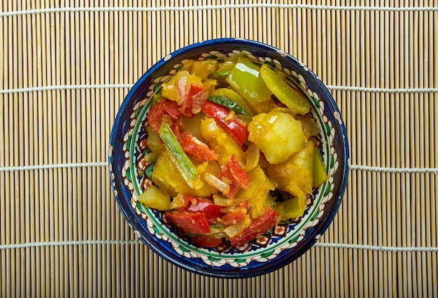 Gobhi Aloo Mutter Ki Sabzi Plato estilo punjabi elaborado con patata, guisantes y coliflor con salsa típica de cebolla y tomate.