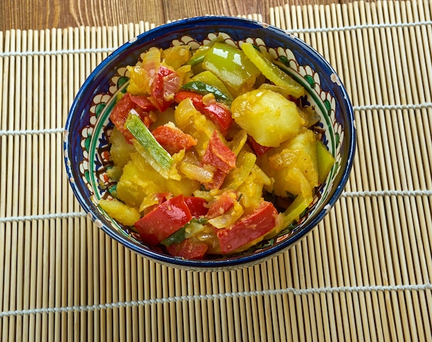 Gobhi Aloo Mutter Ki Sabzi Plato estilo punjabi elaborado con patata, guisantes y coliflor con salsa típica de cebolla y tomate.